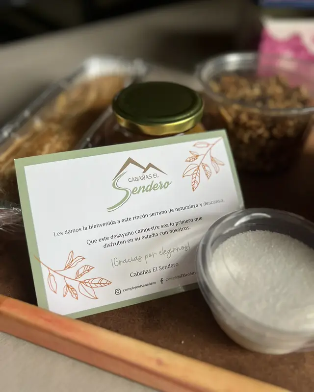Desayuno campestre con tarjeta de bienvenida de Cabañas El Sendero