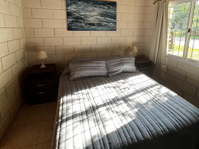 Dormitorio con cama matrimonial y luz natural