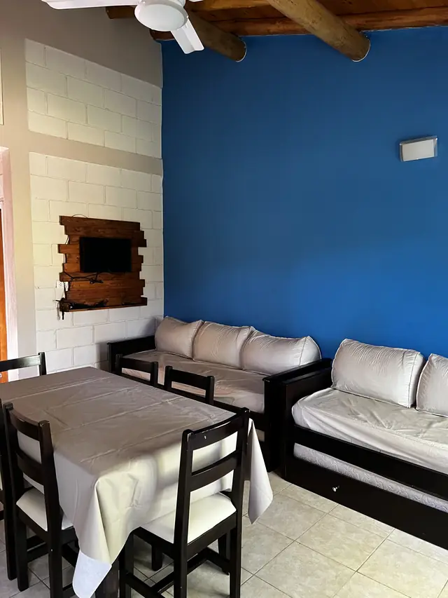 Living con sofás cama, mesa y TV